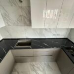 Столешница из кварцевого агломерата для кухни изготовлено в правила камня