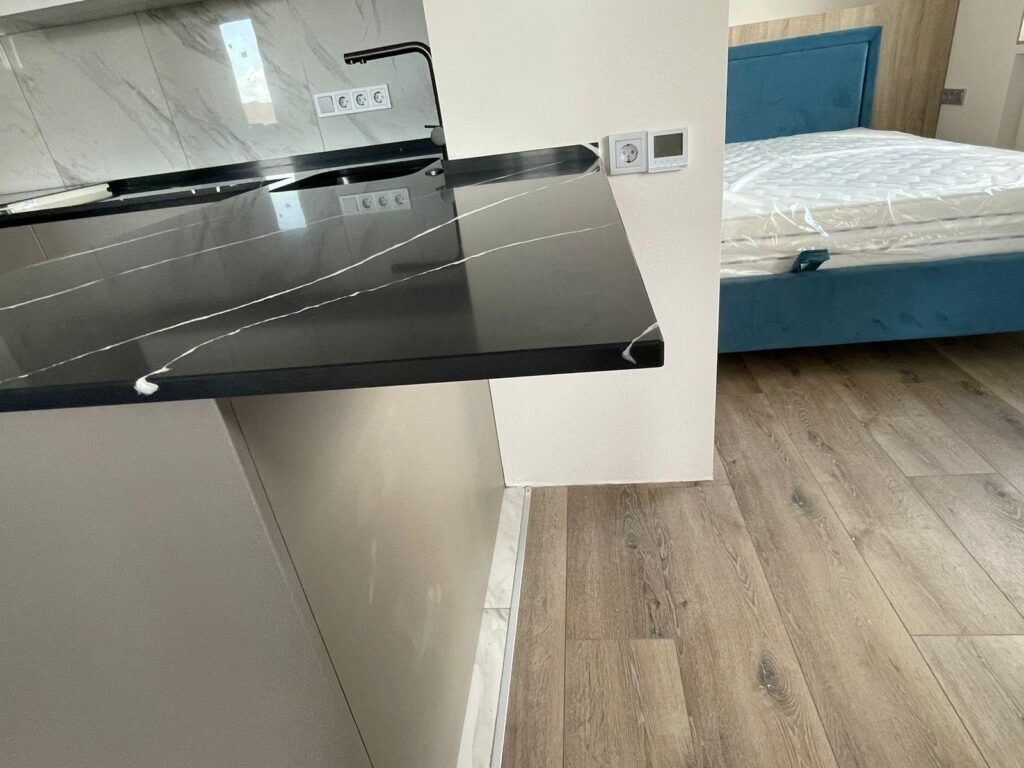 Столешница из кварцевого агломерата для кухни изготовлено в правила камня