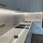 Столешница из искусственного камня и фартук для кухни изготовлено в правила камня