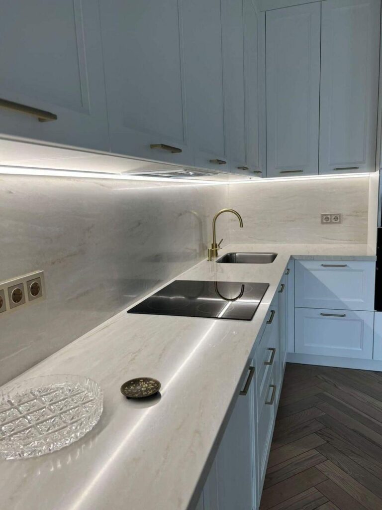 Столешница из искусственного камня и фартук для кухни изготовлено в правила камня