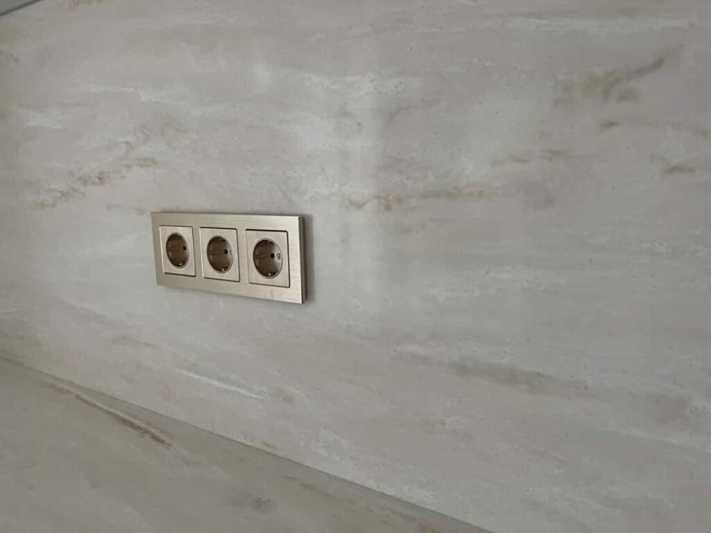 Столешница из искусственного камня и фартук для кухни изготовлено в правила камня