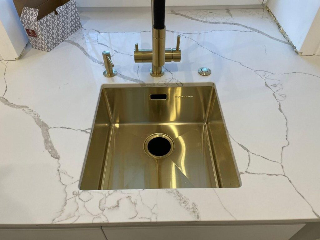 Столешница из кварцевого агломерата, остров, фартук для кухни изготовлено в правила камня