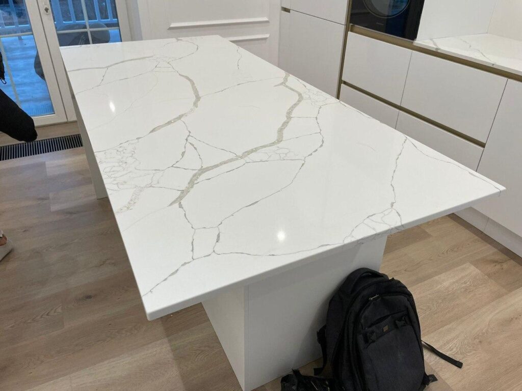 Столешница из кварцевого агломерата, остров, фартук для кухни изготовлено в правила камня