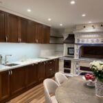 Столешница из кварцевого агломерата с полками для кухни изготовлено в правила камня