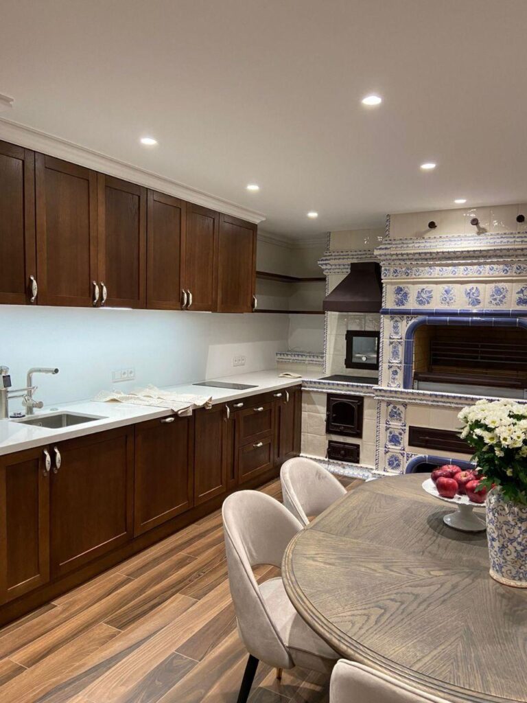 Столешница из кварцевого агломерата с полками для кухни изготовлено в правила камня