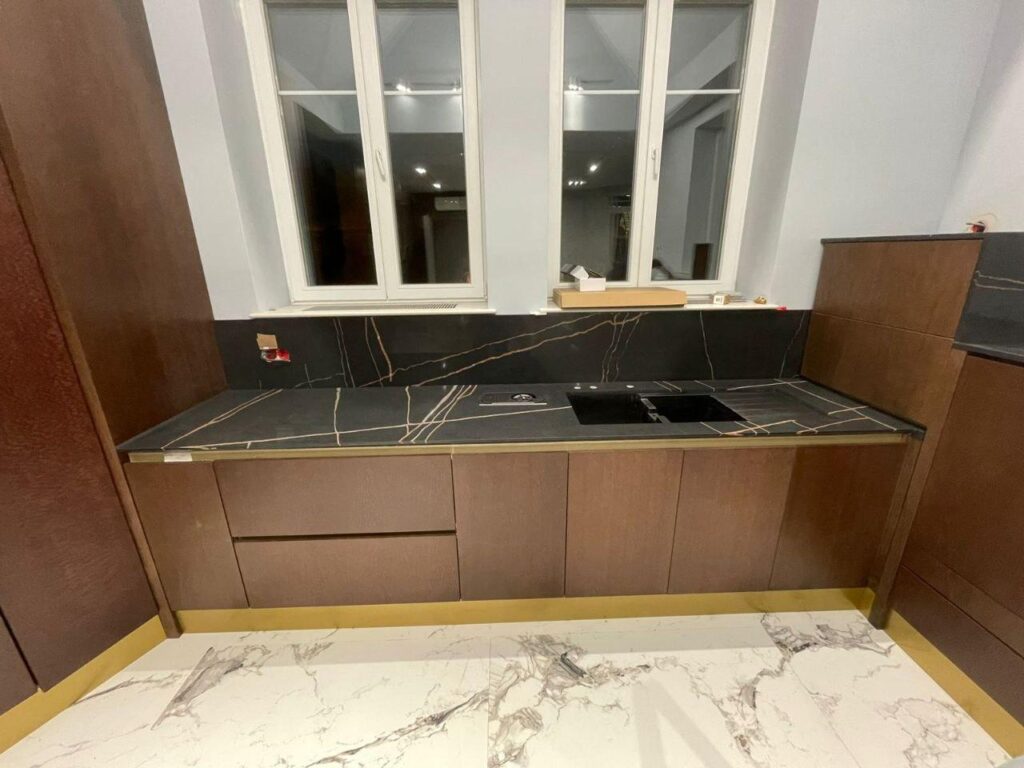 Столешницы из кварцевого агломерата и стеновые панели для кухни изготовлено в правила камня