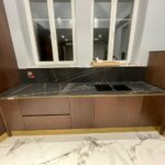 Столешницы из кварцевого агломерата и стеновые панели для кухни изготовлено в правила камня