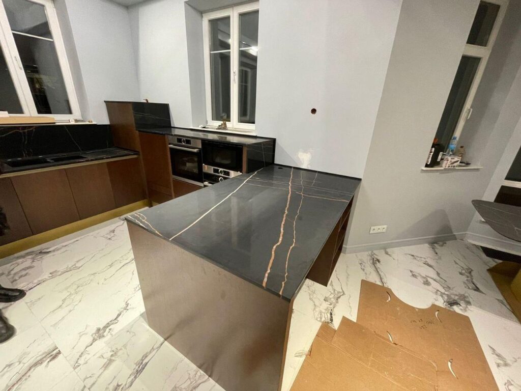 Столешницы из кварцевого агломерата и стеновые панели для кухни изготовлено в правила камня