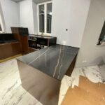 Столешницы из кварцевого агломерата и стеновые панели для кухни изготовлено в правила камня