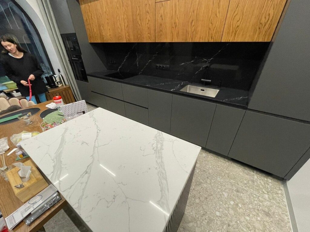 Столешницы из кварцевого агломерата для кухни изготовлено в правила камня
