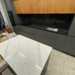 Столешницы из кварцевого агломерата для кухни изготовлено в правила камня