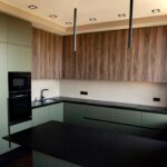 Столешница из кварцевого агломерата и остров для кухни изготовлено в правила камня