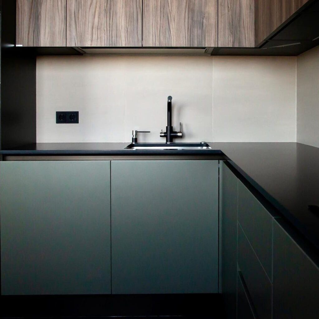 Столешница из кварцевого агломерата и остров для кухни изготовлено в правила камня