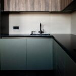 Столешница из кварцевого агломерата и остров для кухни изготовлено в правила камня