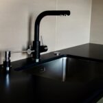 Столешница из кварцевого агломерата и остров для кухни изготовлено в правила камня