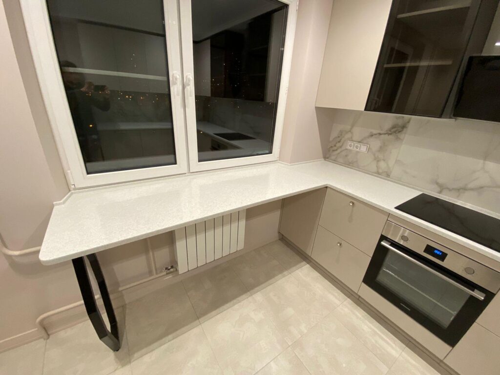 Столешница из искусственного камня и каменная мойка для кухни изготовлено в правила камня