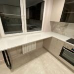 Столешница из искусственного камня и каменная мойка для кухни изготовлено в правила камня