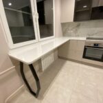 Столешница из искусственного камня и каменная мойка для кухни изготовлено в правила камня