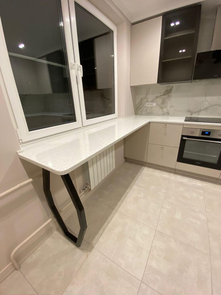 Столешница из искусственного камня и каменная мойка для кухни изготовлено в правила камня