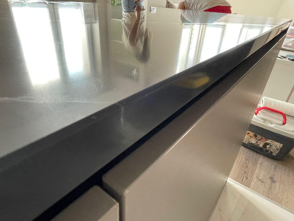 Столешница из кварцевого агломерата для кухни изготовлено в правила камня