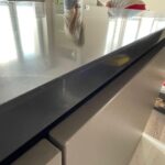 Столешница из кварцевого агломерата для кухни изготовлено в правила камня