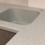 Столешница из искусственного камня и каменная мойка для кухни изготовлено в правила камня