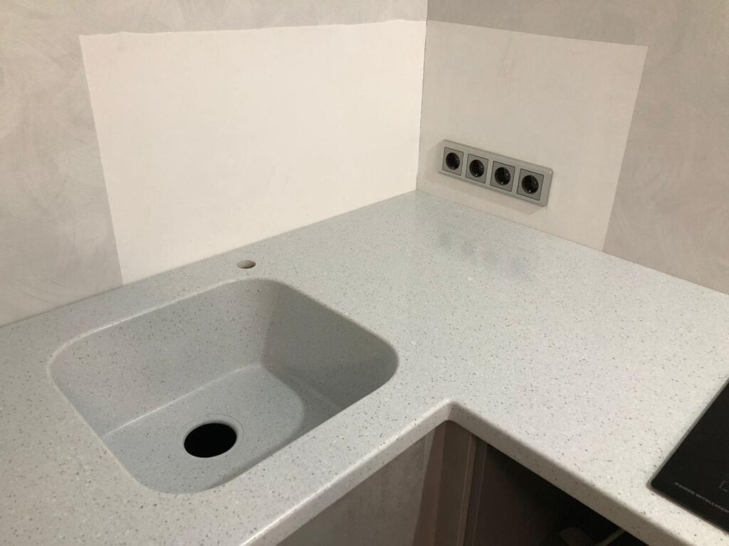 Столешница из искусственного камня и каменная мойка для кухни изготовлено в правила камня