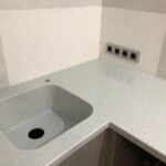 Столешница из искусственного камня и каменная мойка для кухни изготовлено в правила камня