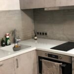 Столешница из искусственного камня и каменная мойка для кухни изготовлено в правила камня