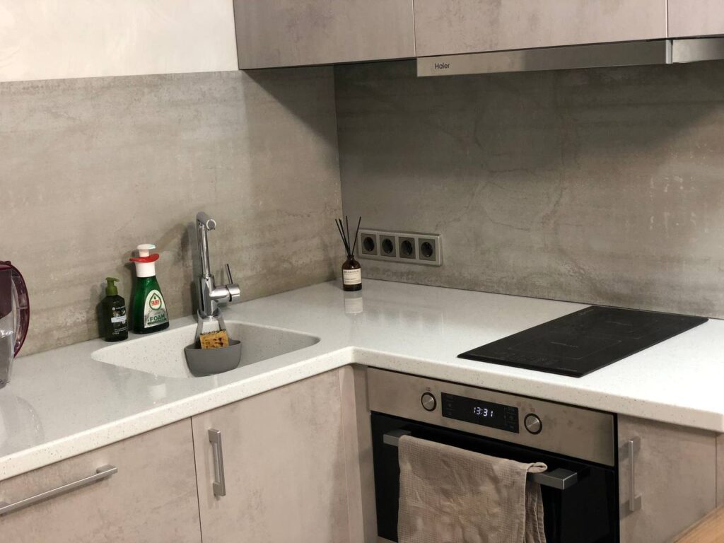 Столешница из искусственного камня и каменная мойка для кухни изготовлено в правила камня