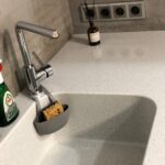 Столешница из искусственного камня и каменная мойка для кухни изготовлено в правила камня