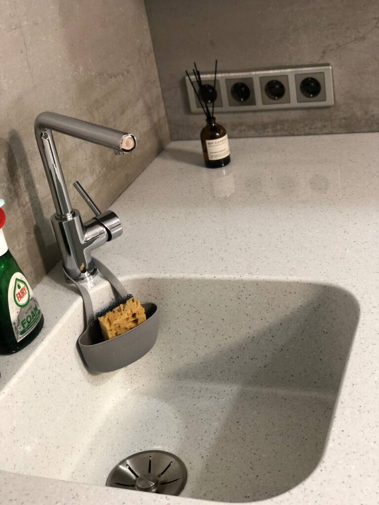 Столешница из искусственного камня и каменная мойка для кухни изготовлено в правила камня