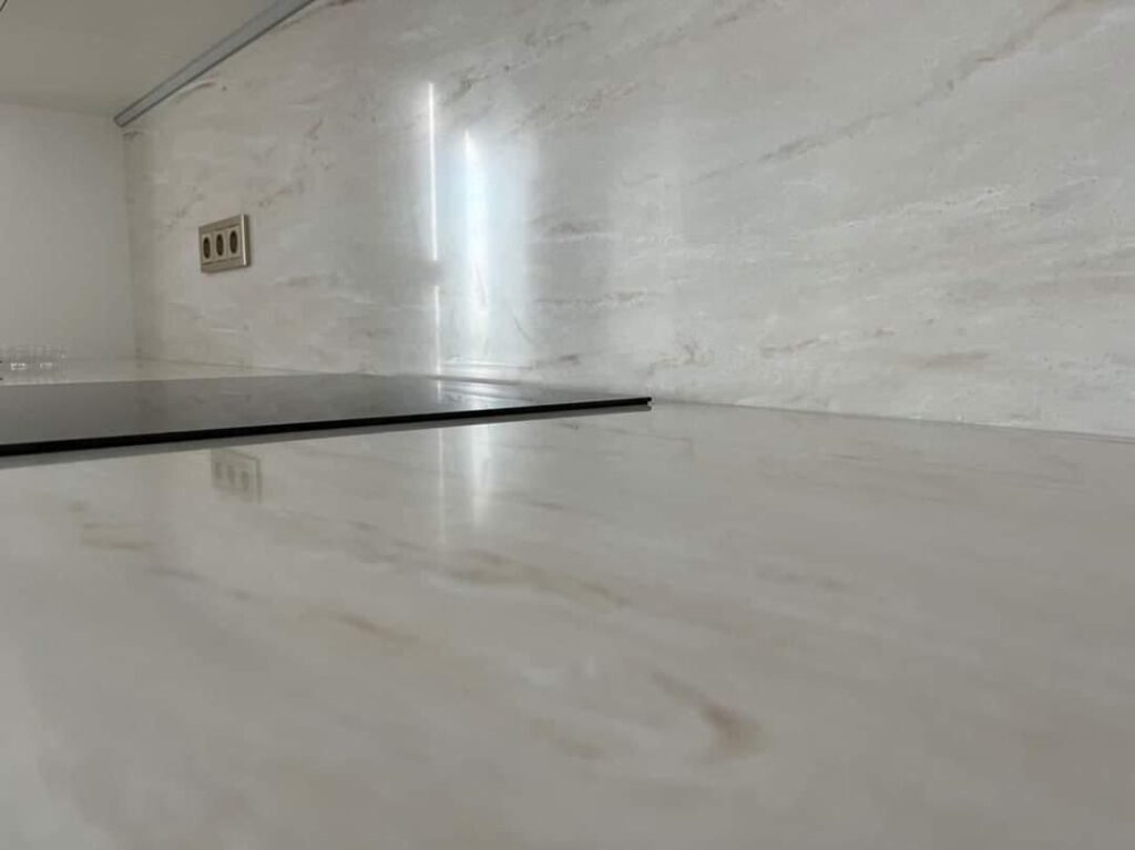 Столешница из искусственного камня и фартук для кухни изготовлено в правила камня