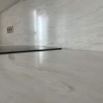Столешница из искусственного камня и фартук для кухни изготовлено в правила камня