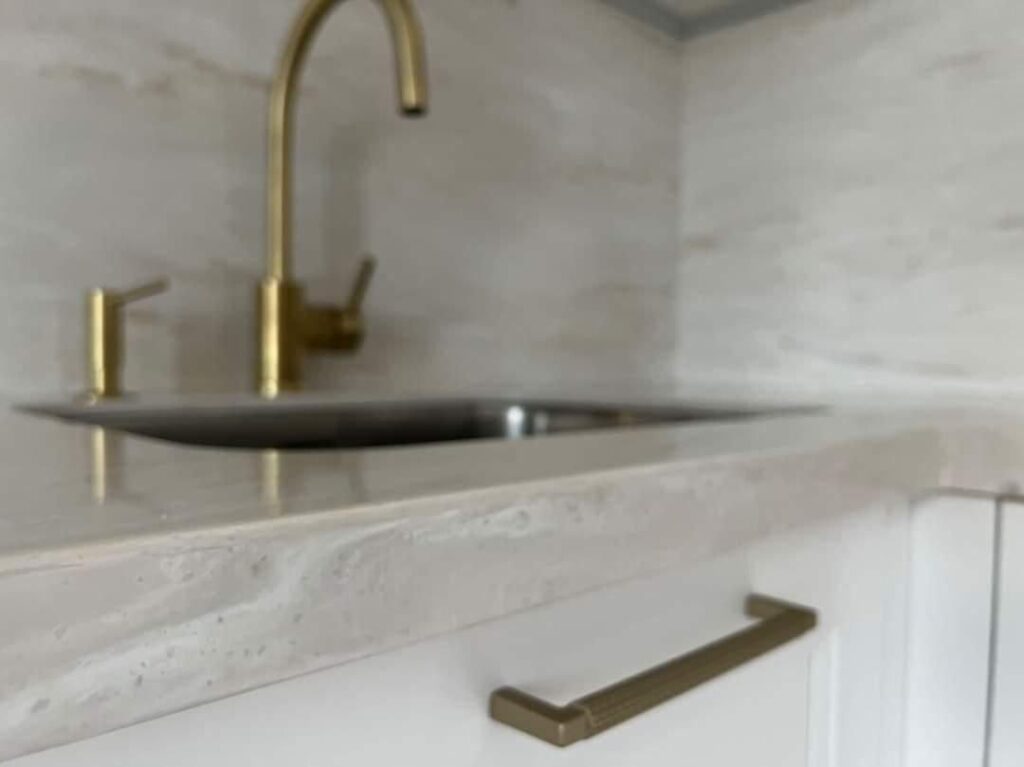 Столешница из искусственного камня и фартук для кухни изготовлено в правила камня