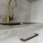 Столешница из искусственного камня и фартук для кухни изготовлено в правила камня