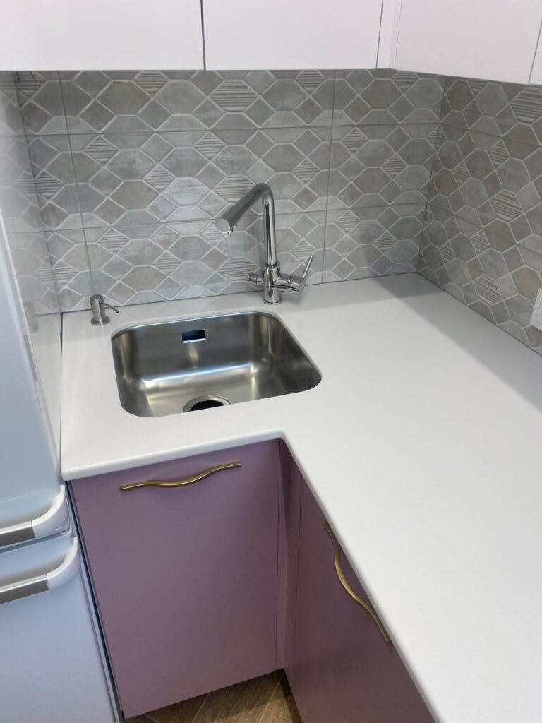 Столешницы из искусственного камня для кухни изготовлено в правила камня