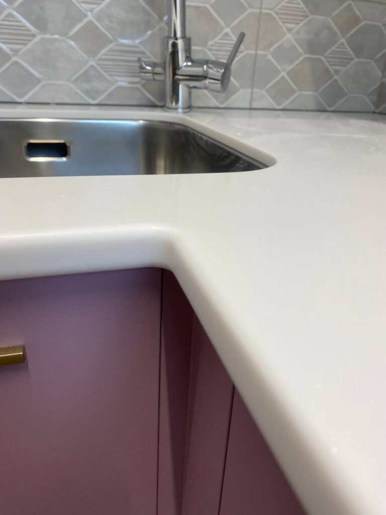 Столешницы из искусственного камня для кухни изготовлено в правила камня