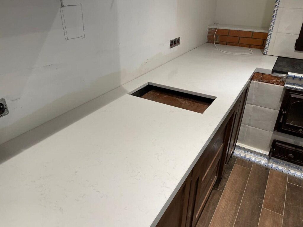 Столешница из кварцевого агломерата с полками для кухни изготовлено в правила камня