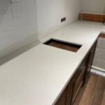 Столешница из кварцевого агломерата с полками для кухни изготовлено в правила камня