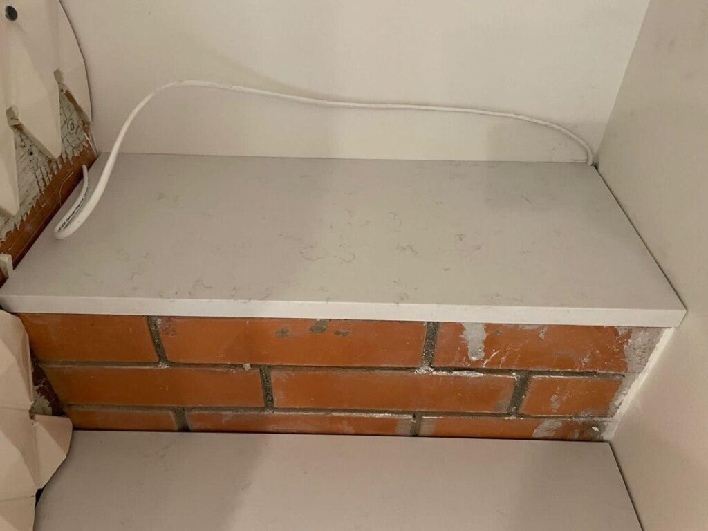 Столешница из кварцевого агломерата с полками для кухни изготовлено в правила камня