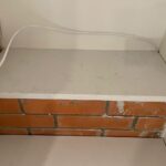 Столешница из кварцевого агломерата с полками для кухни изготовлено в правила камня