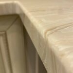 Столешница из искусственного камня и каменная мойка для кухни изготовлено в правила камня