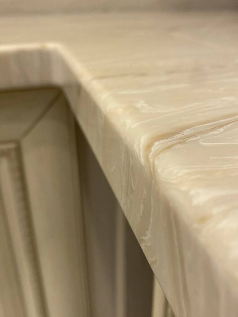 Столешница из искусственного камня и каменная мойка для кухни изготовлено в правила камня