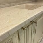 Столешница из искусственного камня и каменная мойка для кухни изготовлено в правила камня