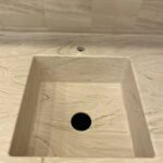 Столешница из искусственного камня и каменная мойка для кухни изготовлено в правила камня