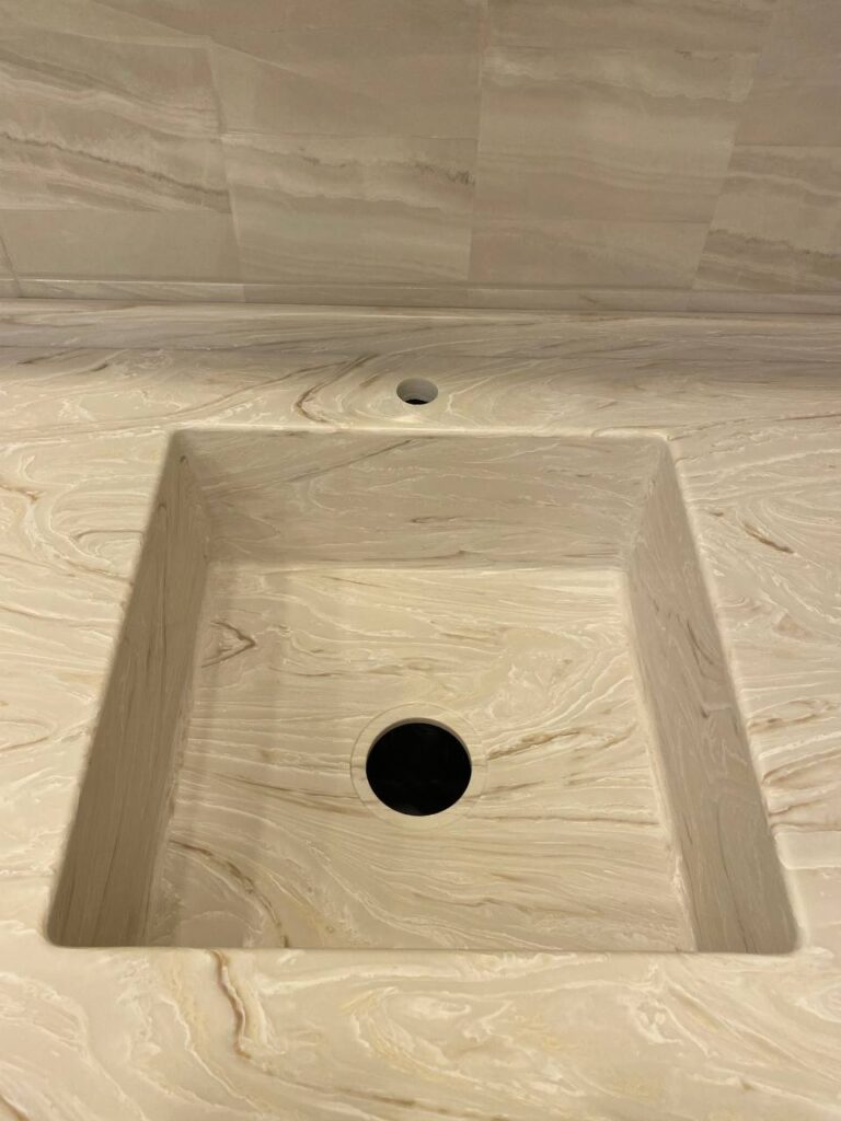 Столешница из искусственного камня и каменная мойка для кухни изготовлено в правила камня