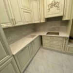 Столешница из искусственного камня и каменная мойка для кухни изготовлено в правила камня