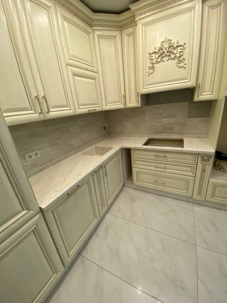 Столешница из искусственного камня и каменная мойка для кухни изготовлено в правила камня