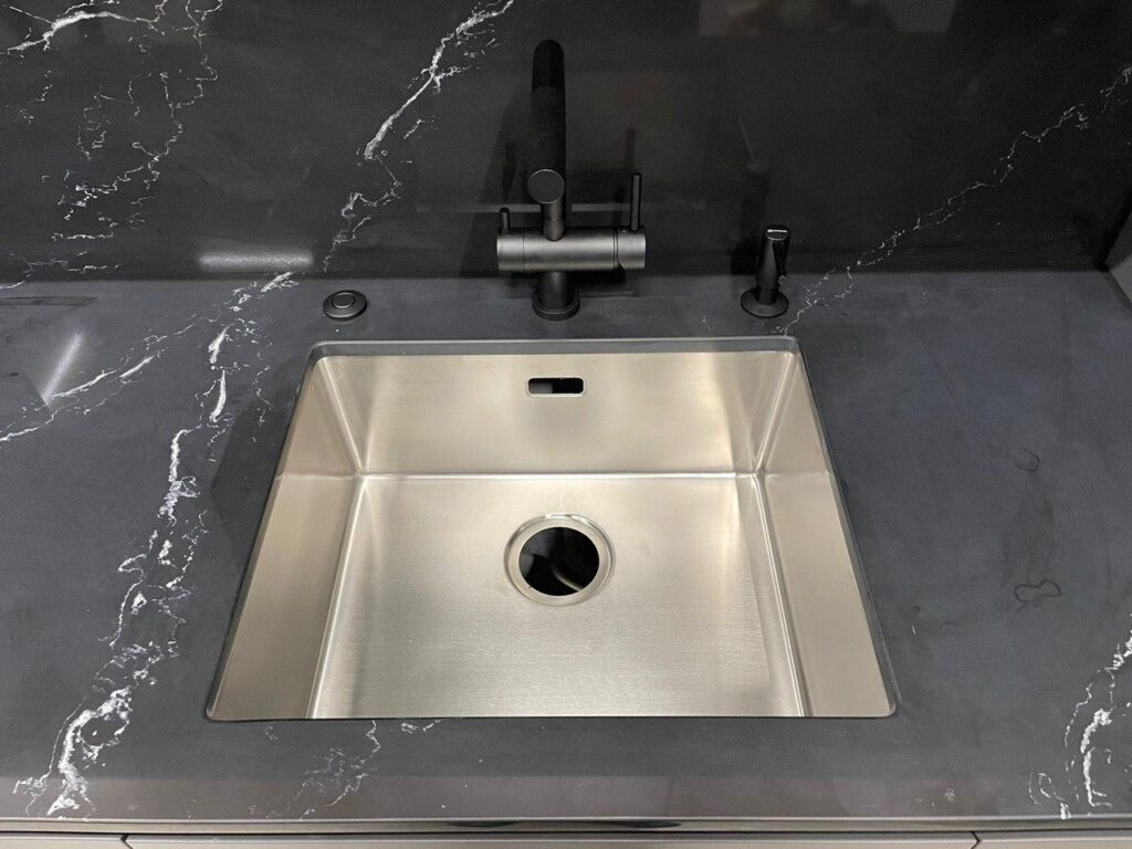 Столешницы из кварцевого агломерата для кухни изготовлено в правила камня